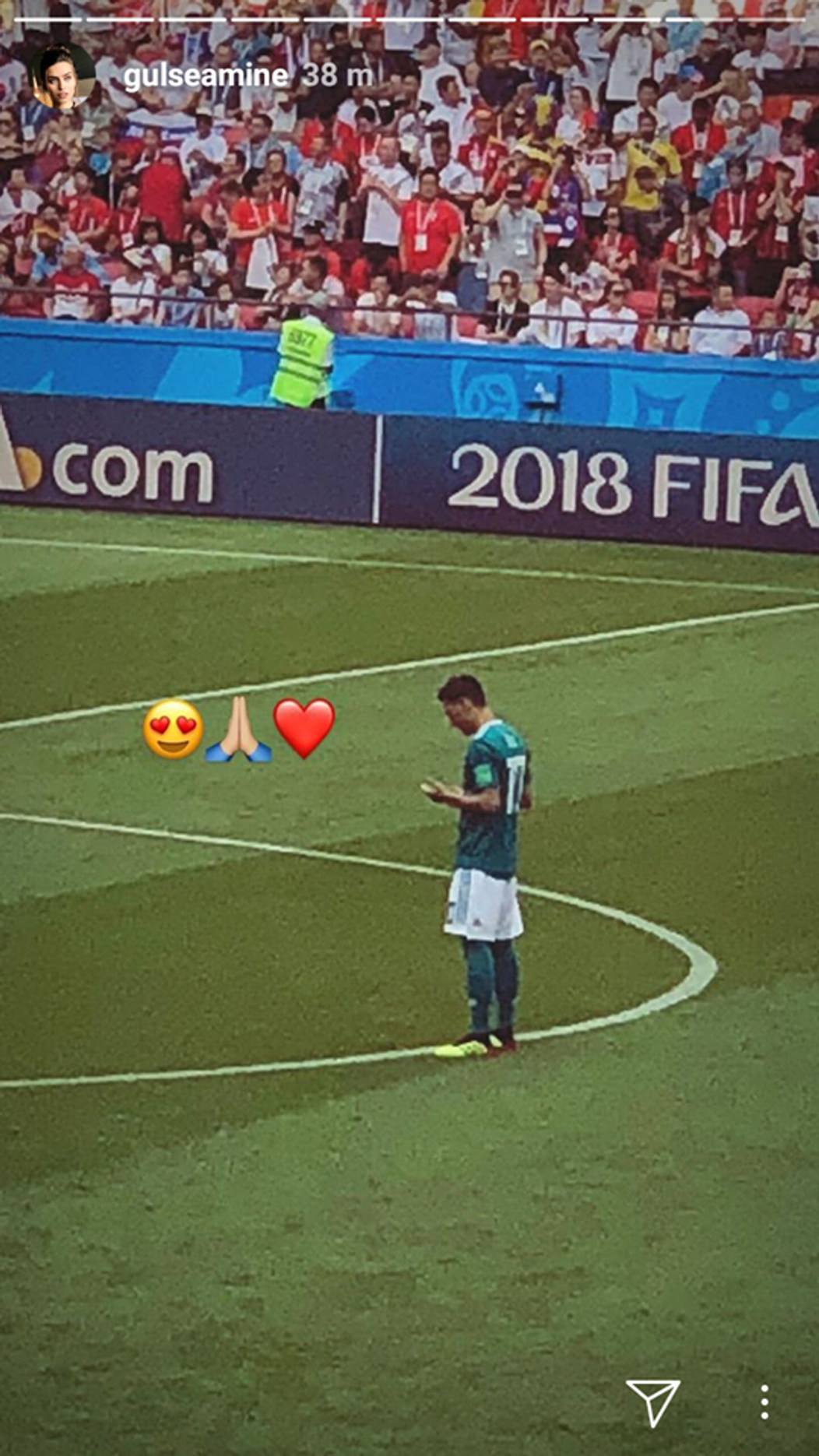 Amine Gülşe počas MS vo futbale v Rusku fandí snúbencovi Mesutovi
