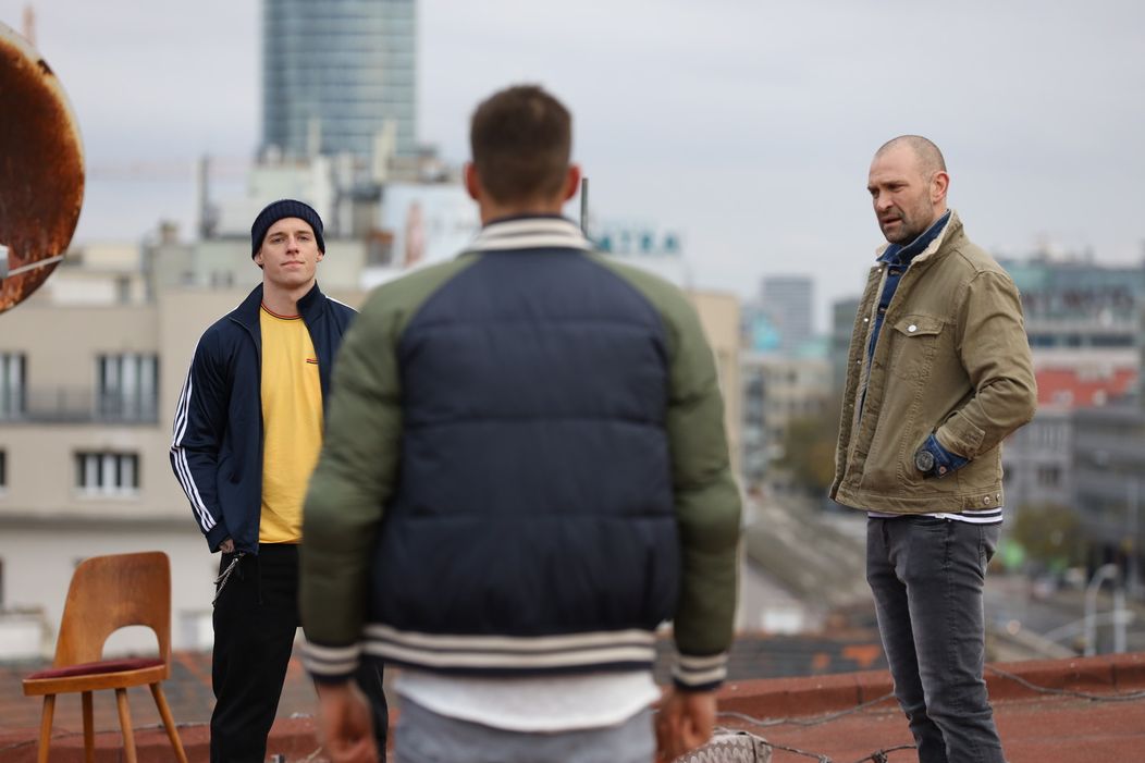 Na streche sa strhne bitka medzi Adamom a Charliem.