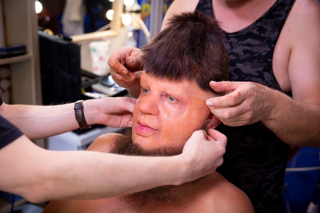Výrobu masky má na starosti tím profesionálov.