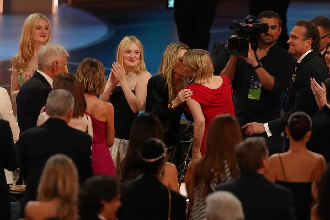 Momentky z udeľovania televíznych cien Emmy 2026
