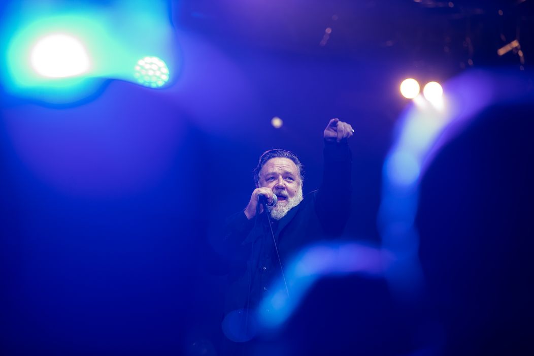 Koncert Russella Croewa s jeho kapelou Indoor Garden Party
