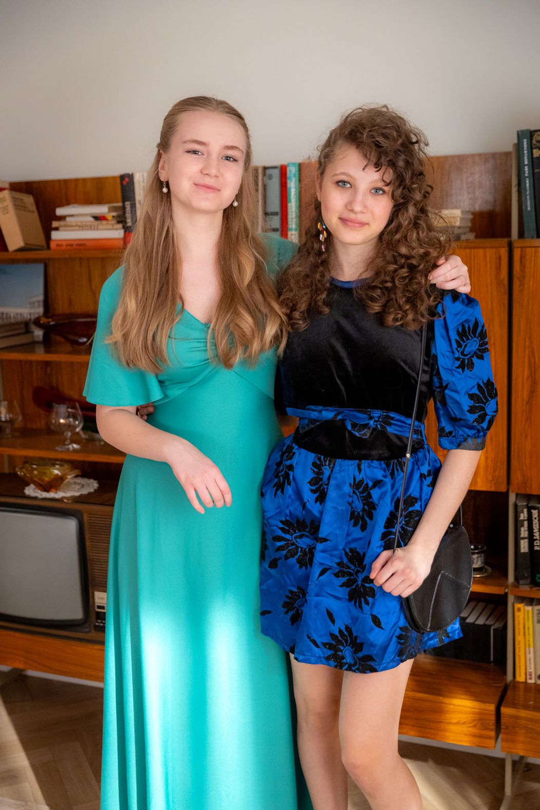 Dámska jazda v Sľube - Lenka a Barbora sa chystajú na ples, Mária, Zita a Magda majú vlastnú párty
