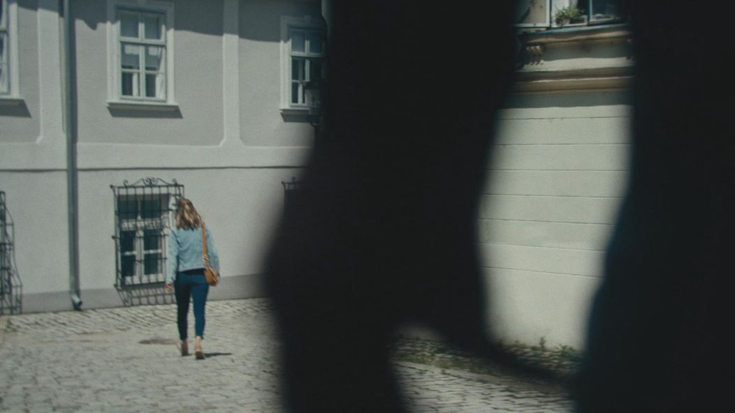 Barbora sa chce rozptýliť prácou. Po odchode z redakcie ju niekto sleduje.