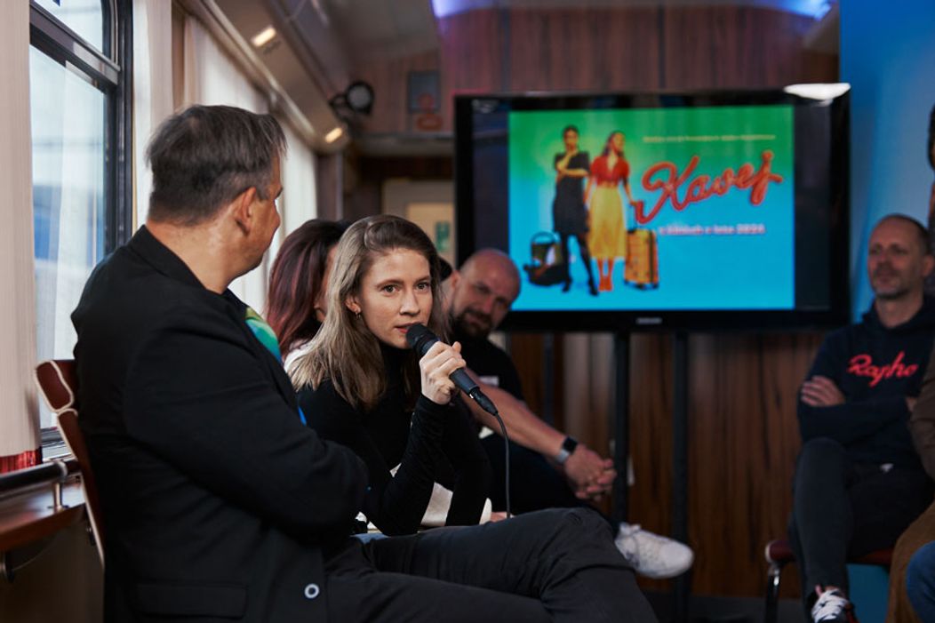 Zábery z tlačovej konferencie k premiére filmu Kavej, ktorá sa konala v železničnom vagóne