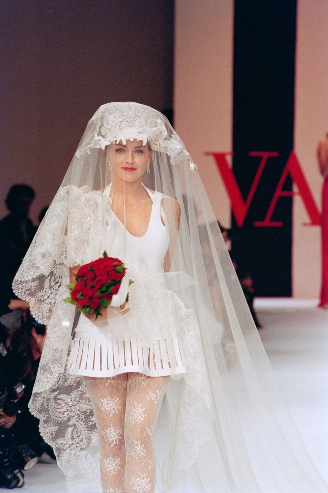 Sharon Stone na prehliadke značky Valentino v roku 1993.