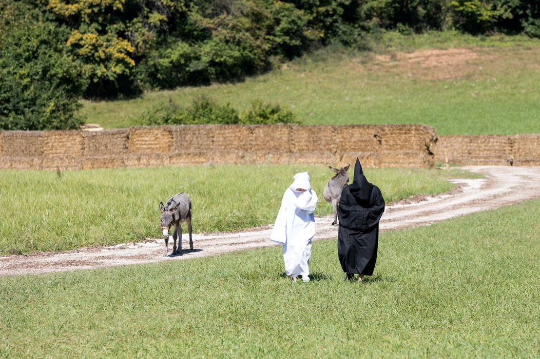 Na Farmu prišli dve zamaskované osoby