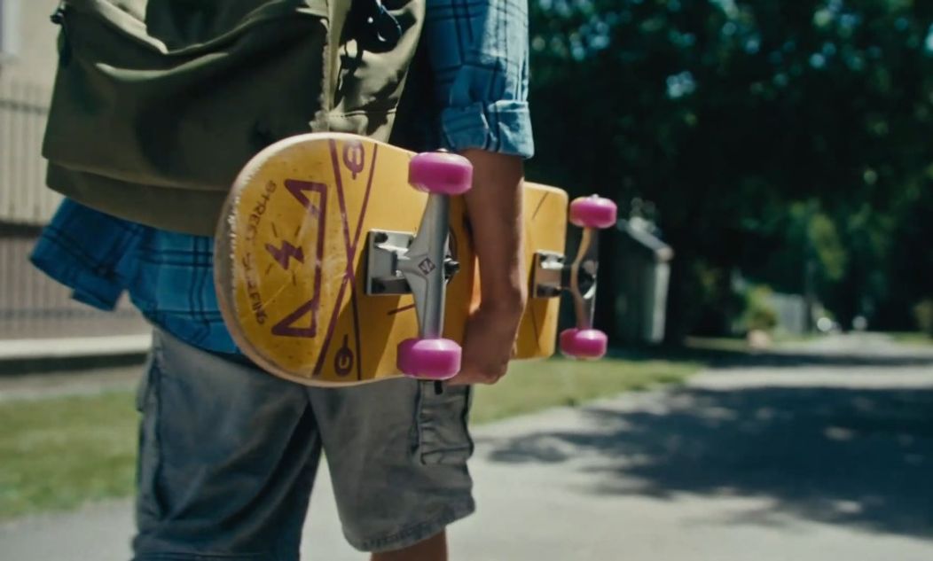 Tomáš príde domov s Dankovým skateboardom.