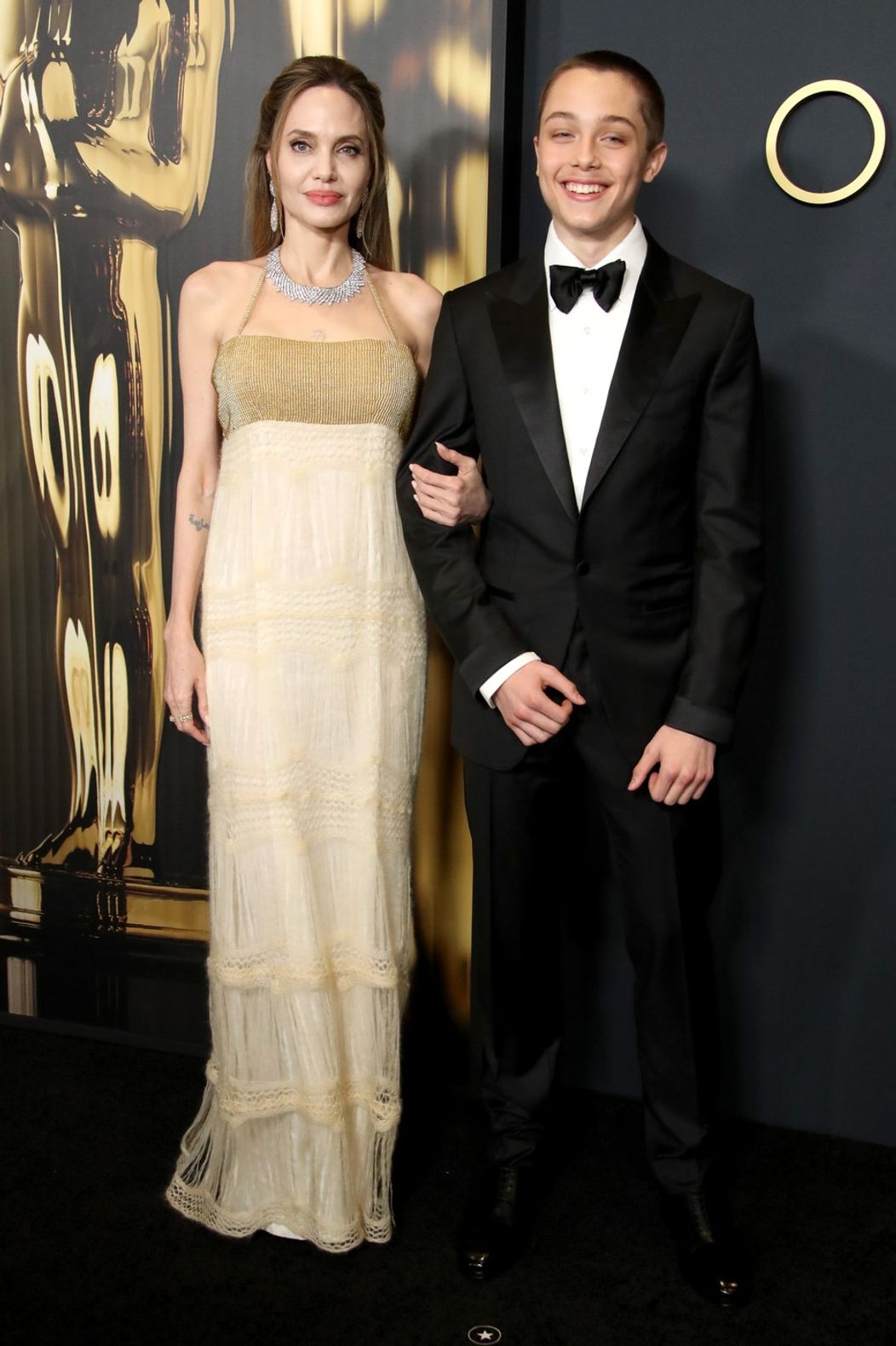 Angelina Jolie so synom Knoxom na Governors Awards v LA