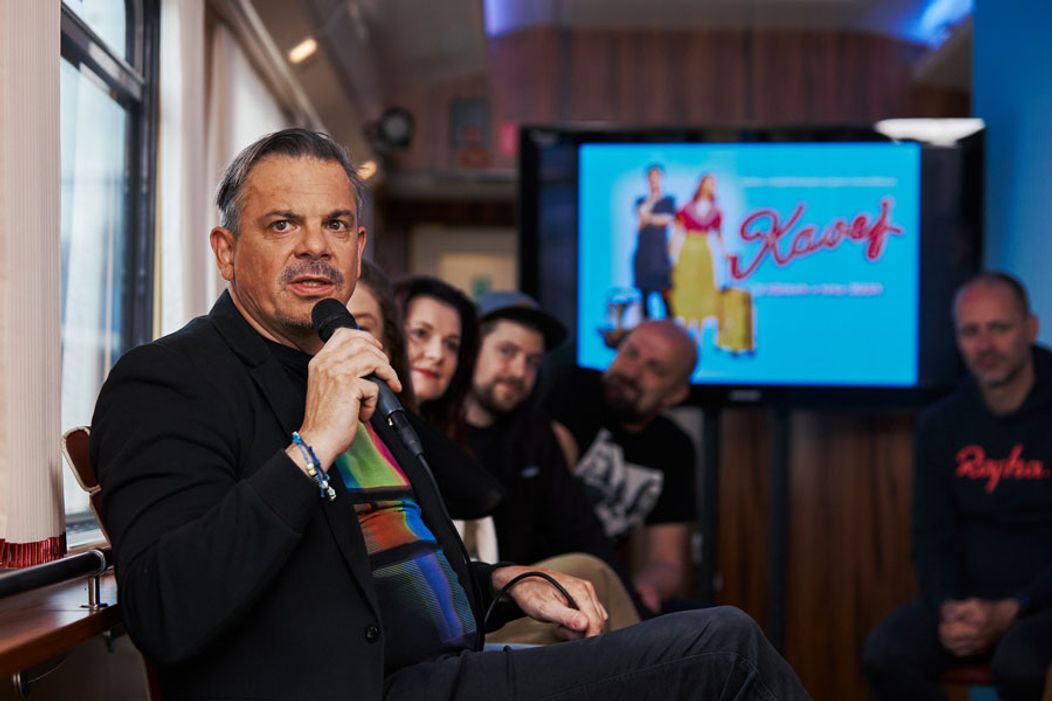Zábery z tlačovej konferencie k premiére filmu Kavej, ktorá sa konala v železničnom vagóne