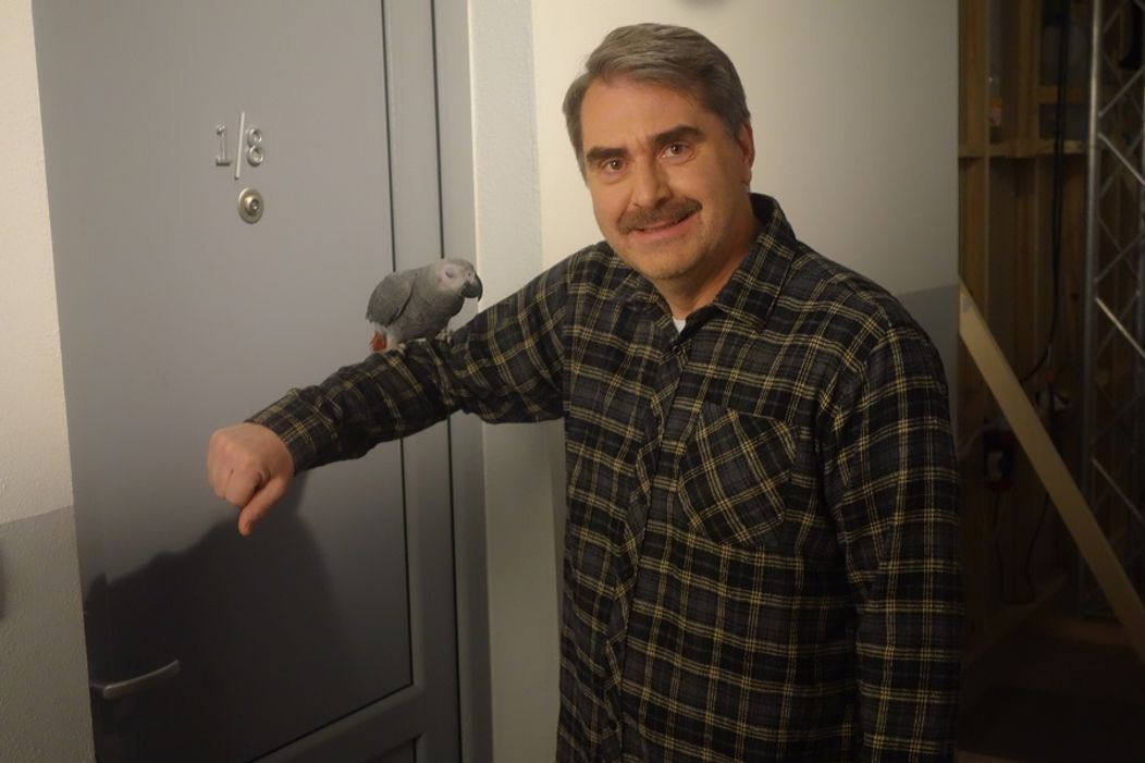 Aj tento fešák si zahral v Susedoch (myslíme papagája)