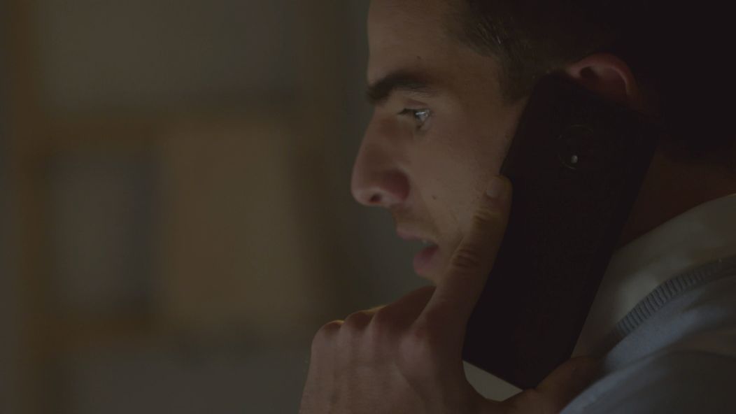 Martin (Adam Baryd) telefonuje s Luciou