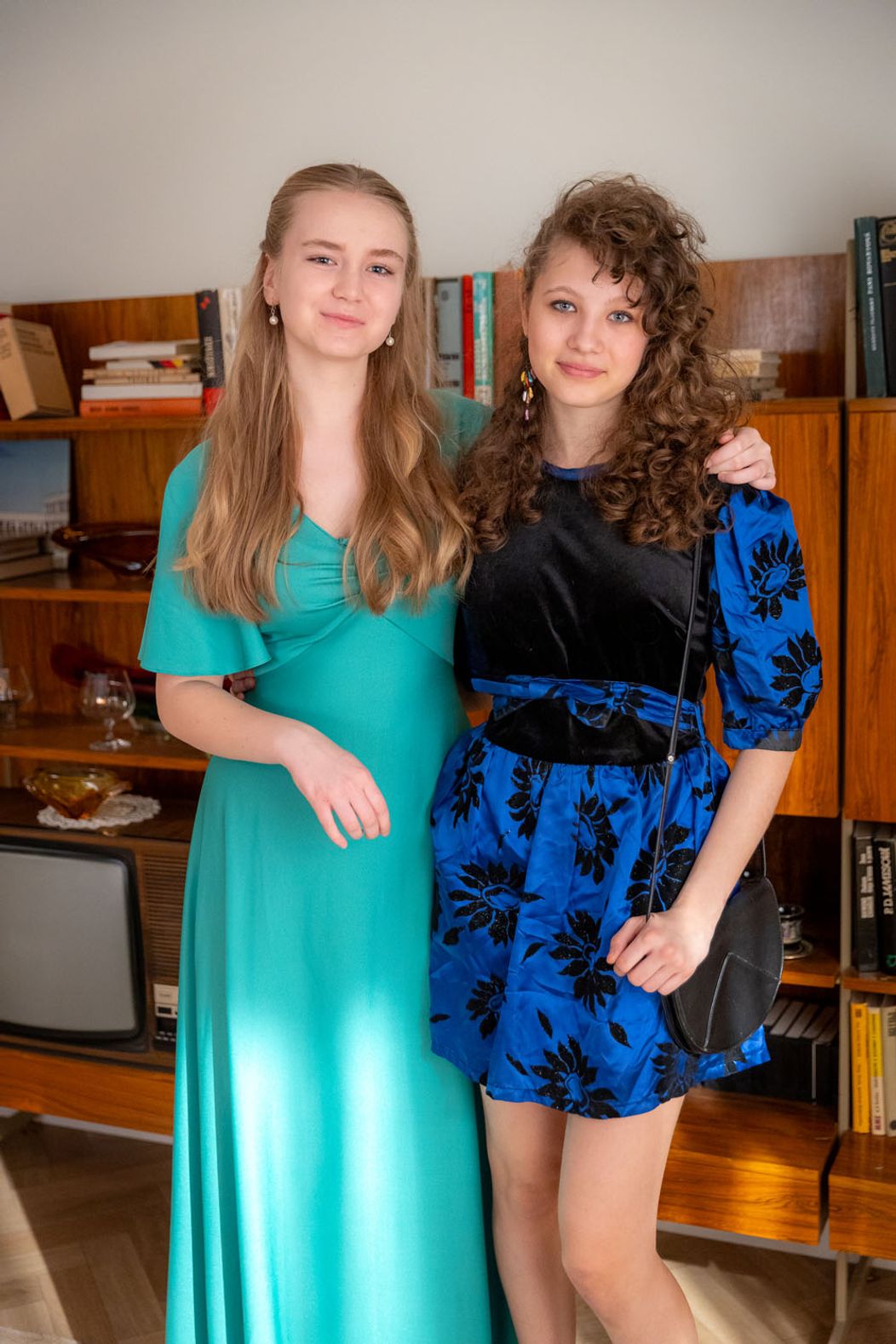 Dámska jazda v Sľube - Lenka a Barbora sa chystajú na ples, Mária, Zita a Magda majú vlastnú párty