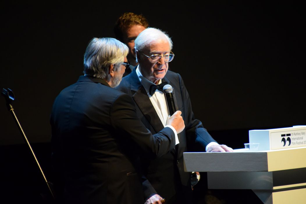 Sir Michael Caine si na 55. ročníku MFF KV prevzal Krištáľový glóbus za mimoriadny umelecký prínos do svetovej kinematografie
