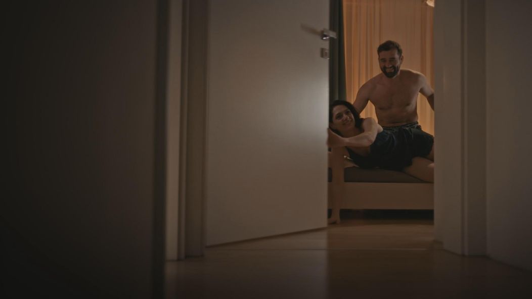 Jakub pripravil Eve prekvapenie a skončili v posteli.