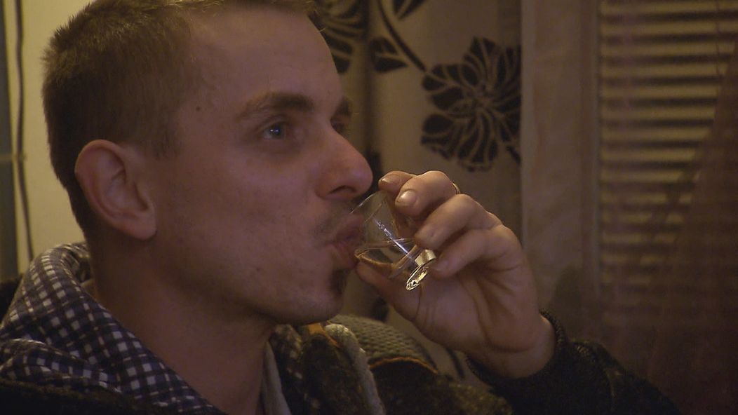 Lukáš pil každý deň aj pred kamerami.