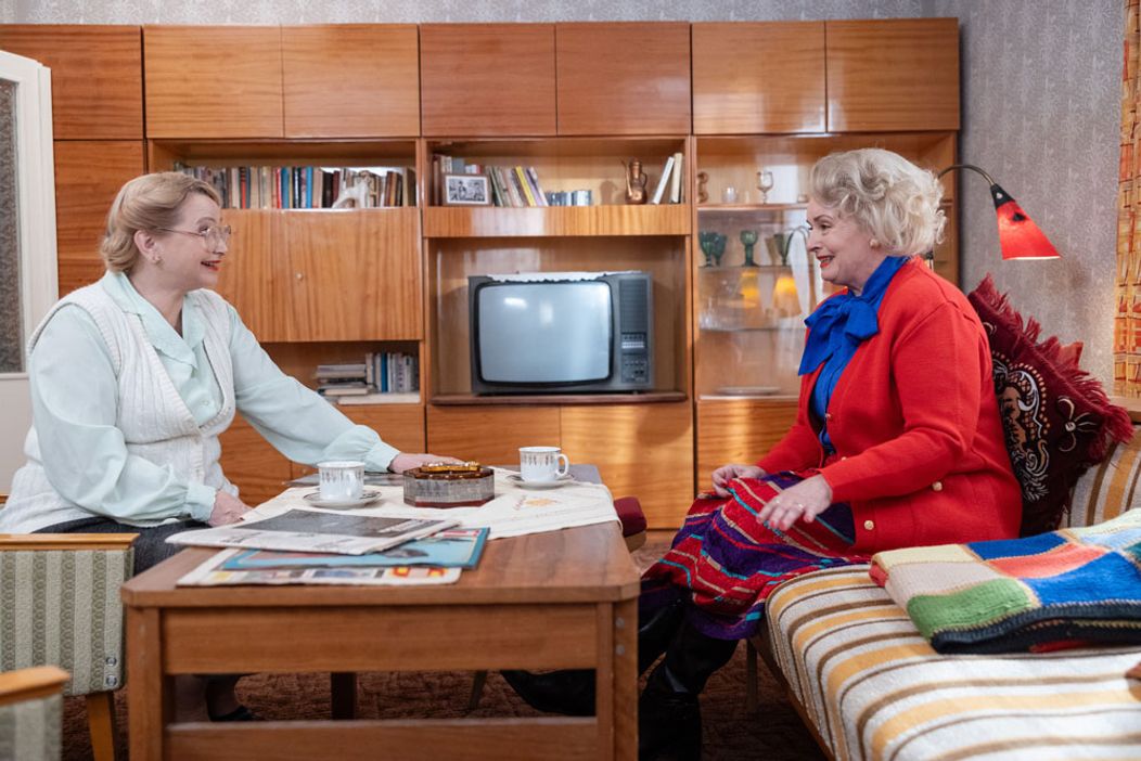 Dámska jazda v Sľube - Lenka a Barbora sa chystajú na ples, Mária, Zita a Magda majú vlastnú párty