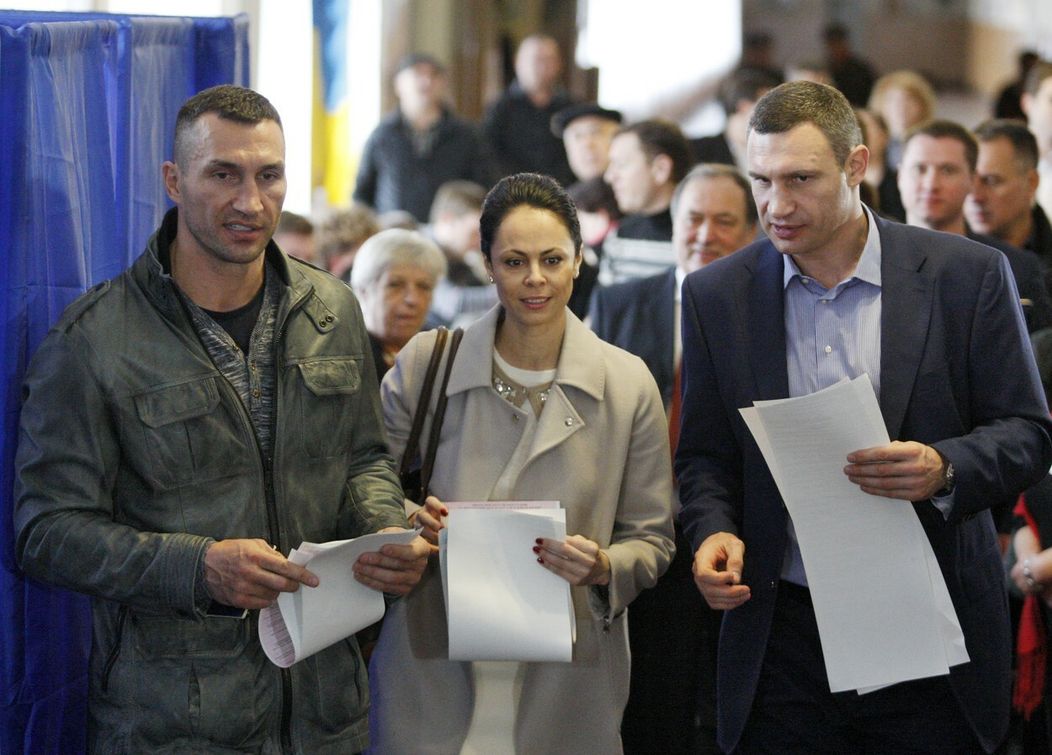 Vitalij Klitchko s manželkou Nataliou a bratom Vladimirom.