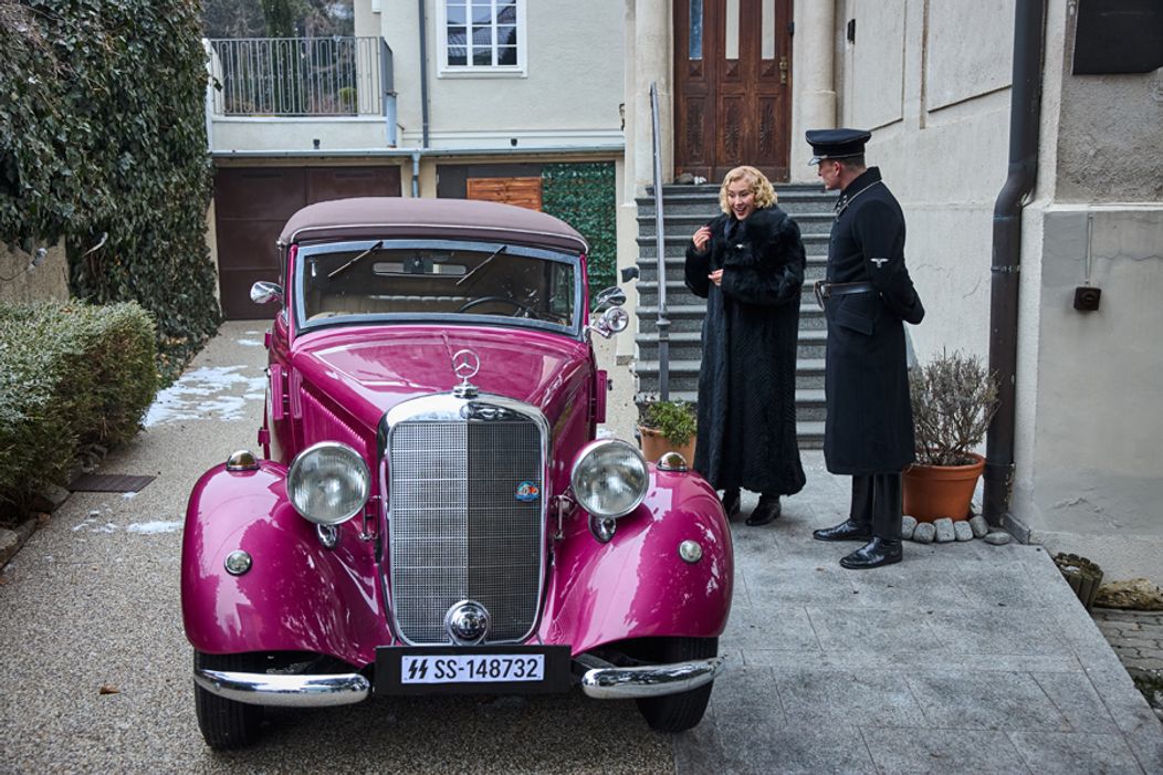 Helga dostala od Waltera ružový Mercedes.