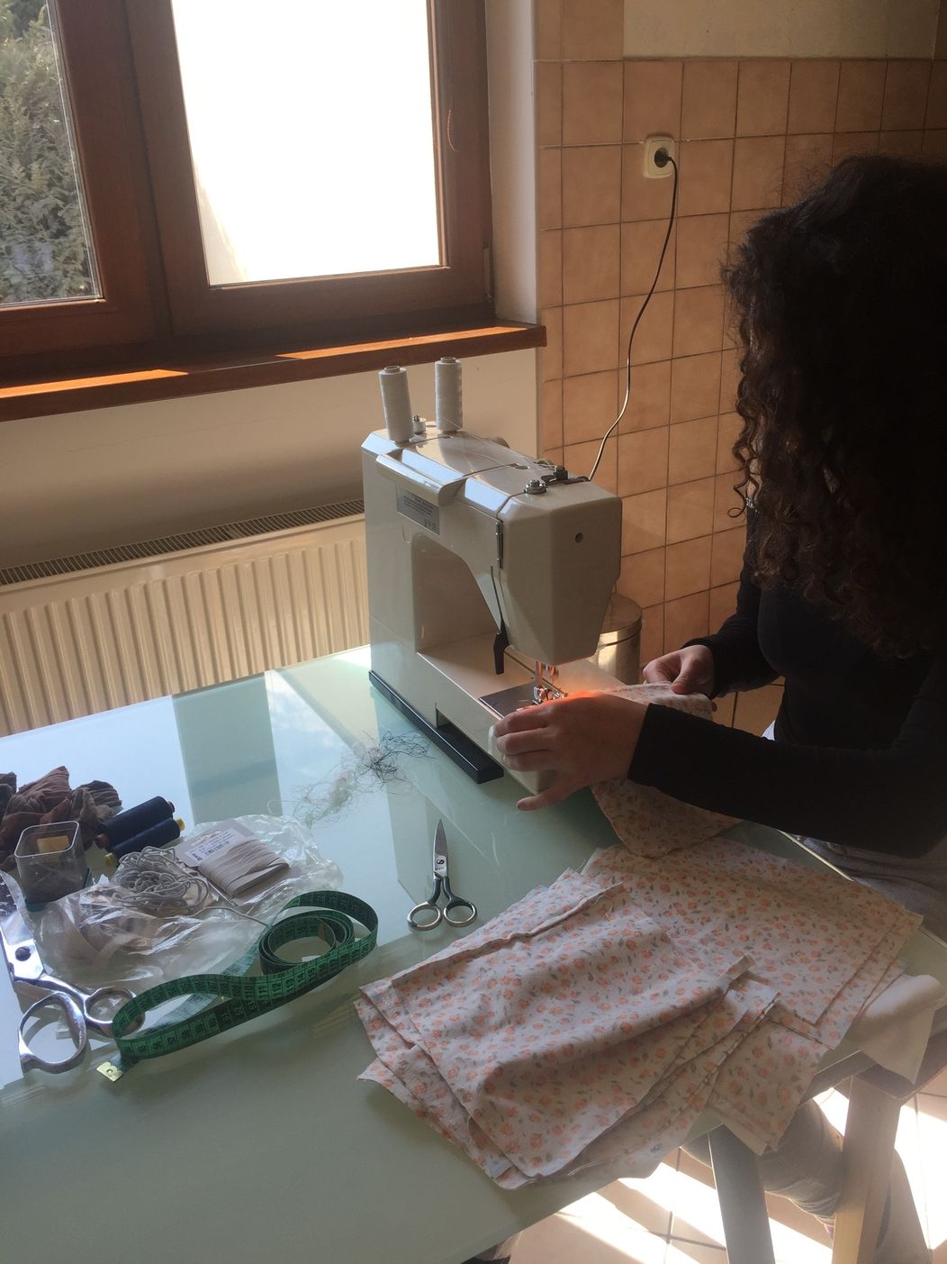 Na snímke mníšky s ochrannými rúškami stoja počas verejnej bohoslužby v Dóme sv. Alžbety