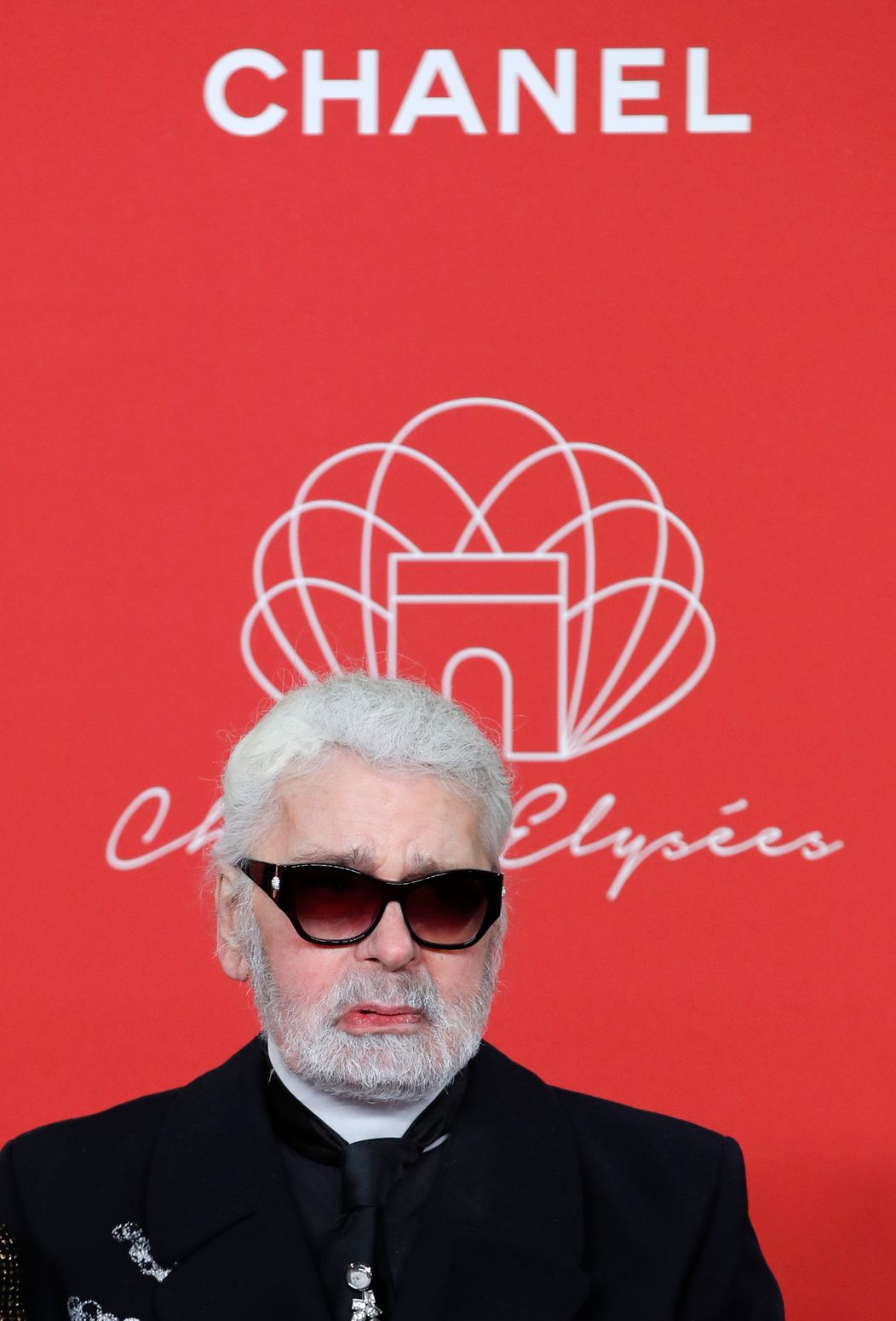 Karl Lagerfeld prichádza na koniec prehliadky svojej dámskej kolekcie značky Chanel pre sezónu jar-leto 2017 v Paríži 4. októbra