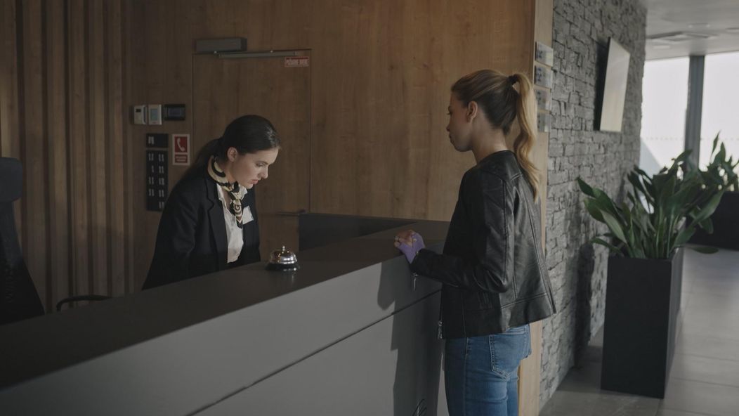 Katka vyhľadá Evu v hoteli.