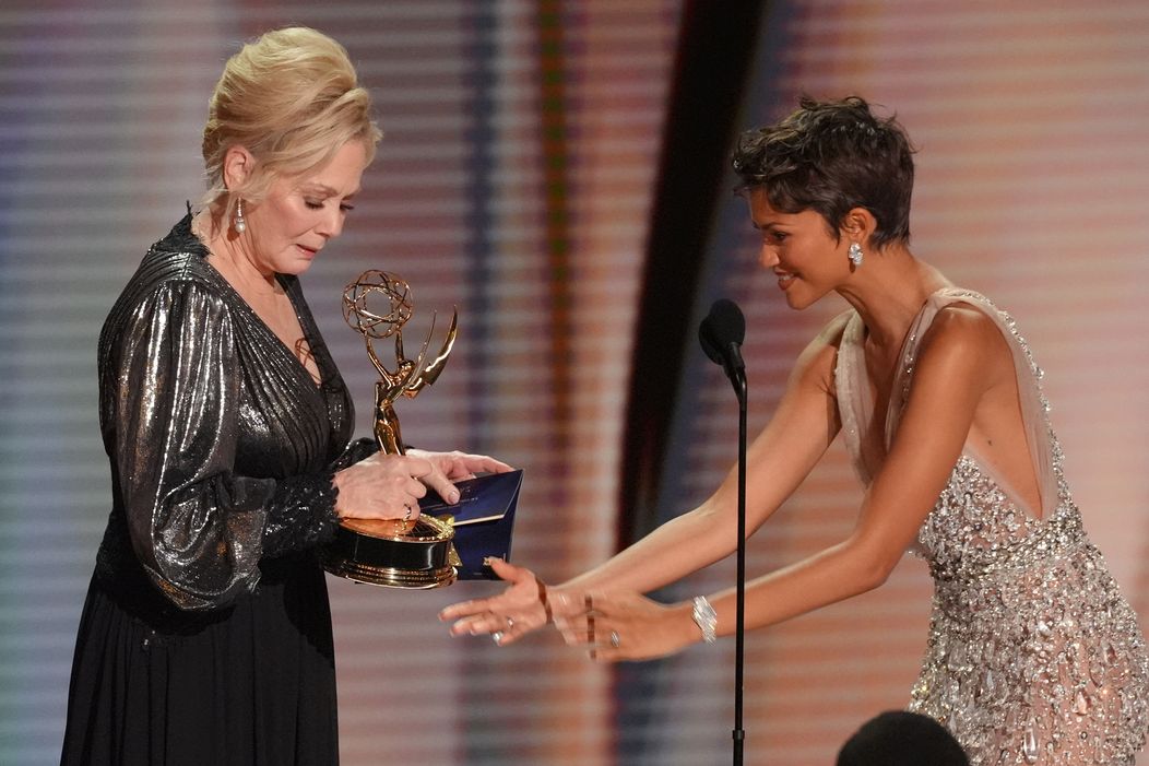 Momentky z udeľovania televíznych cien Emmy 2026