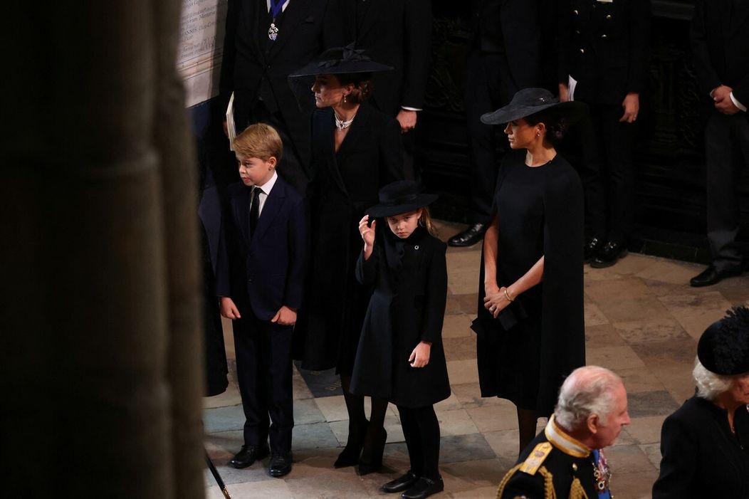 Kate, Meghan, Charlotte a George