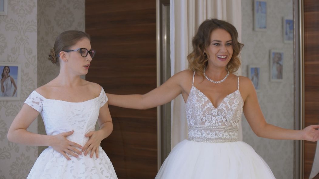 Vydáva sa síce len Ema, no šaty si skúšajú obe.