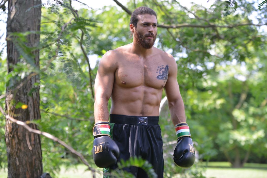 Can Yaman v seriáli S hlavou v oblakoch