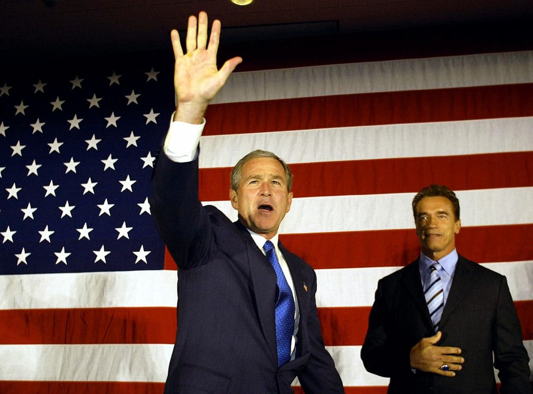 Americký prezident George W. Bush a novozvolený kalifornský guvernér Arnold Schwarzenegger počas stretnutia v San Bernardine, 16. októbra 2003.