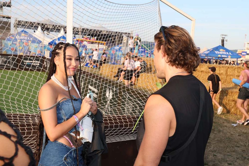 Radko na festivale Grape rozdával ruže a vymenil si bozky s Marcelou