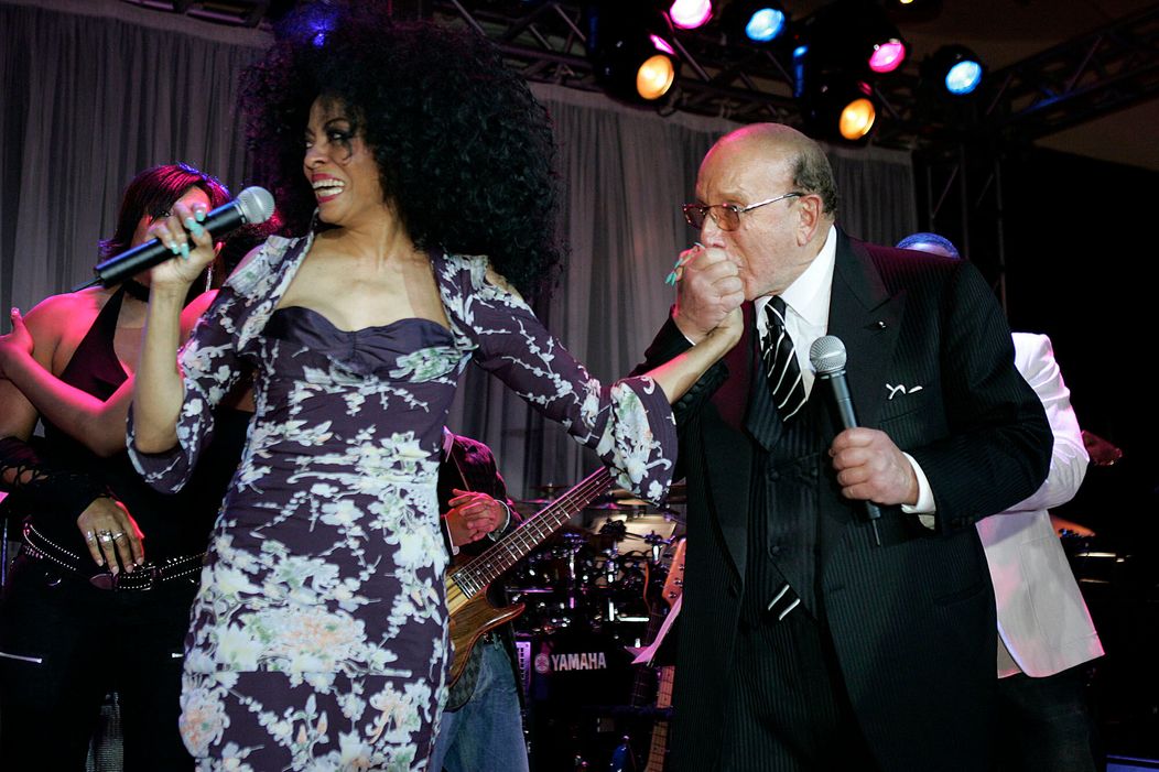 Zomrela hudobná legenda Clive Davis!