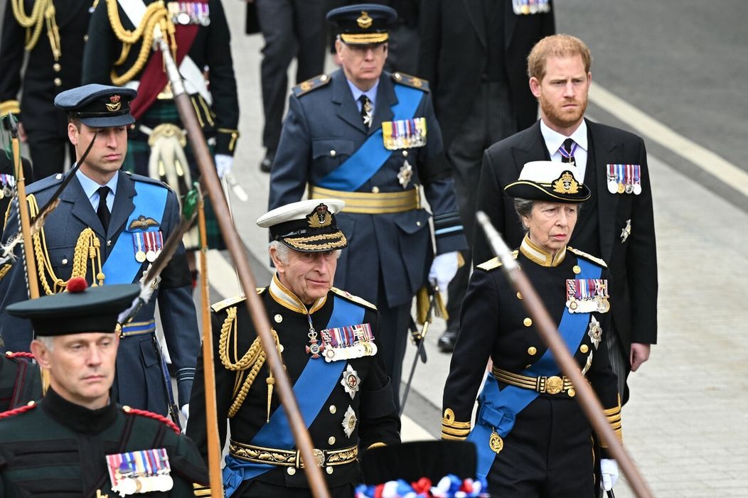 William a Harry sa lúčia s babičkou