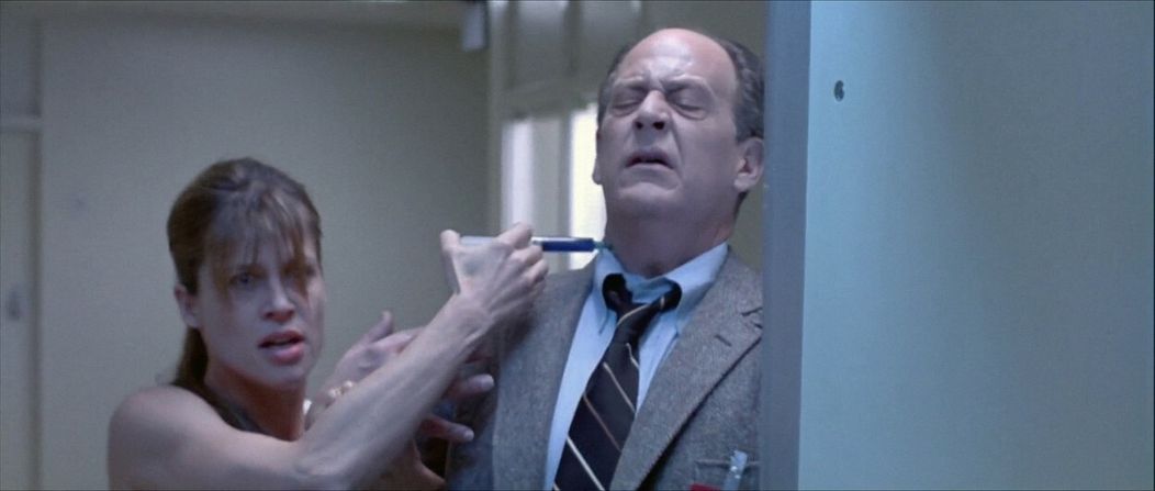 Linda Hamilton a Earl Boen vo filme Terminátor 2: Deň zúčtovania.