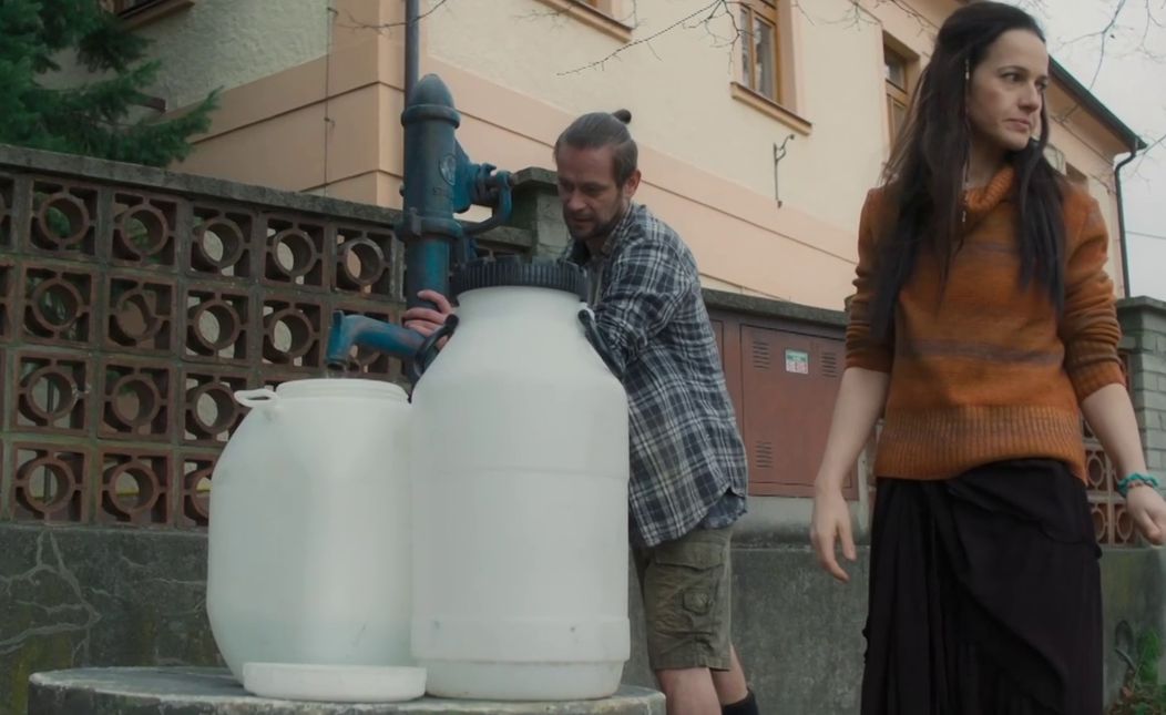 Záber z prvej epizódy seriálu Dievča menom Jitřní záře