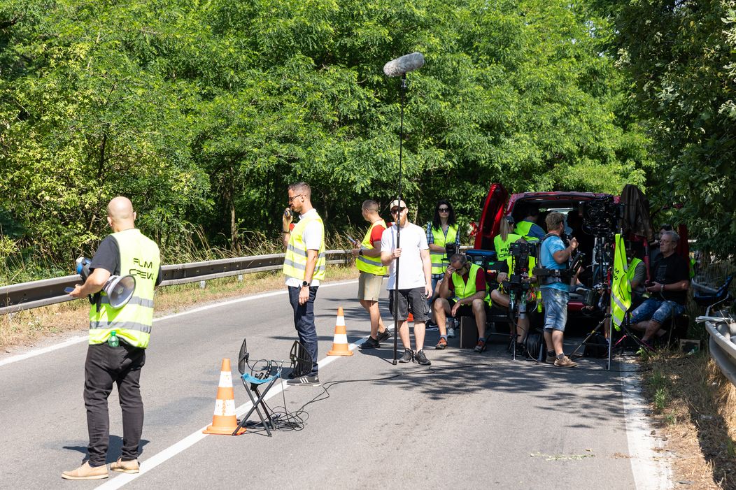 Nakrúcanie scény v seriáli Zrada, keď chcel Jakub (Milan Ondrík) skočiť z mosta, sprevádzali prísne bezpečnostné opatrenia.