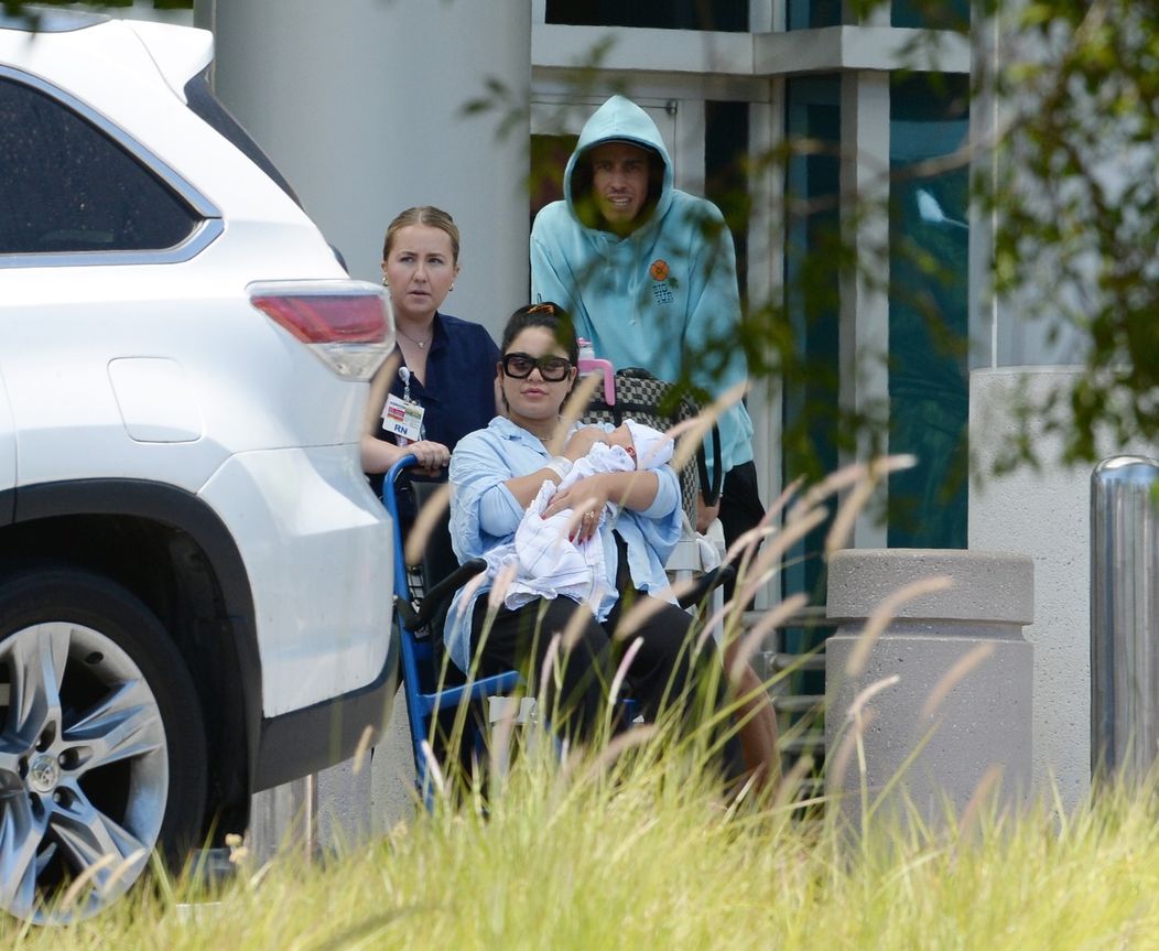 Vanessu Hudgens s bábätkom prepustili z nemocnice