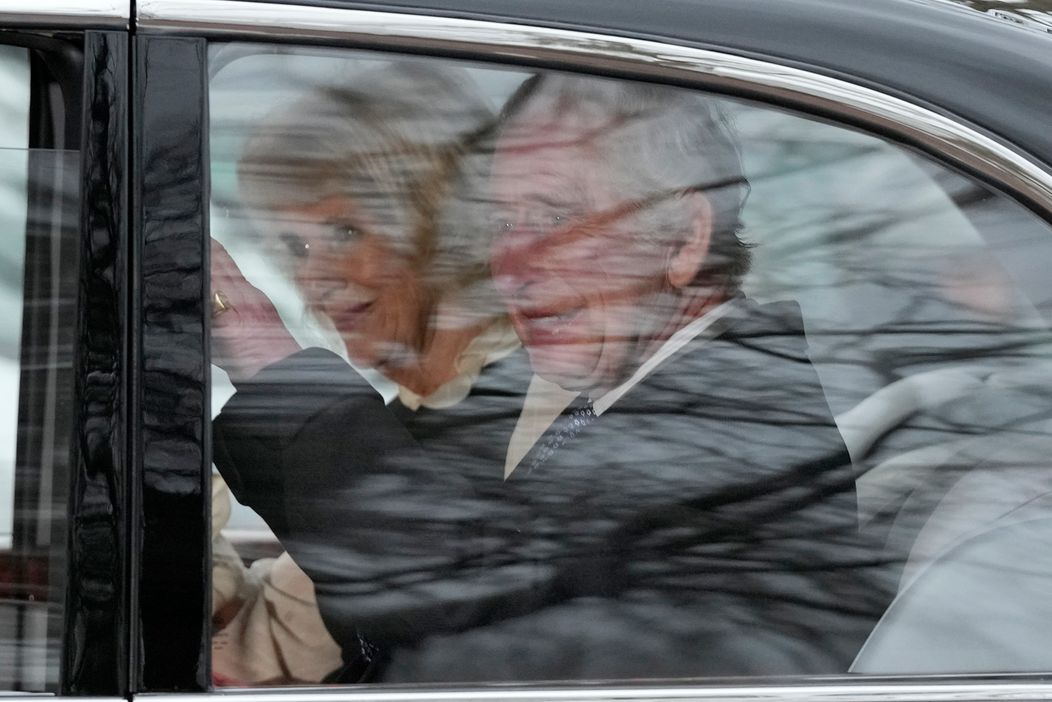 Britský kráľ Karol III. a kráľovná Kamila odchádzajú z Clarence House v Londýne v utorok 6. februára 2024.