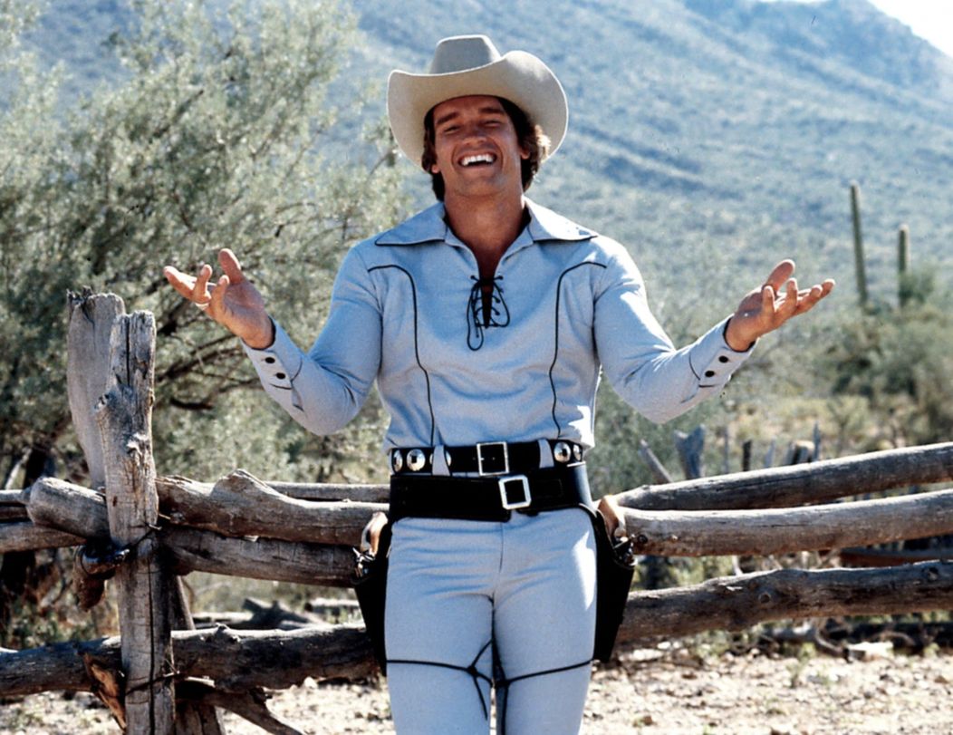 Arnold Schwarzenegger ako kovboj Handsome Stranger vo westernovej komédii The Villain z roku 1979.