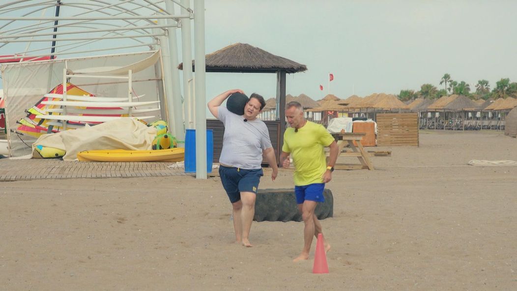 Michal s Marošom na tréningu na pláži v bootcampe.