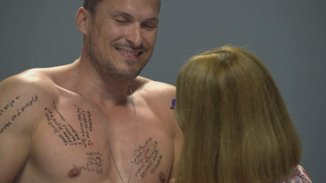Adam sa pred skúšajúcou musel vyzliecť.