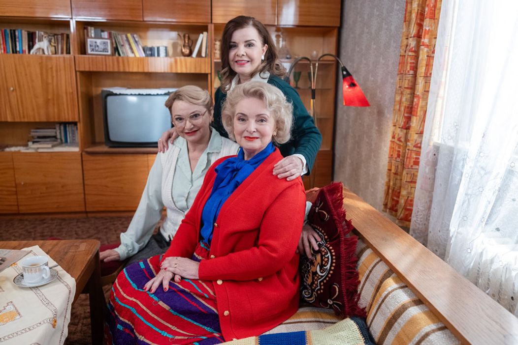Dámska jazda v Sľube - Lenka a Barbora sa chystajú na ples, Mária, Zita a Magda majú vlastnú párty