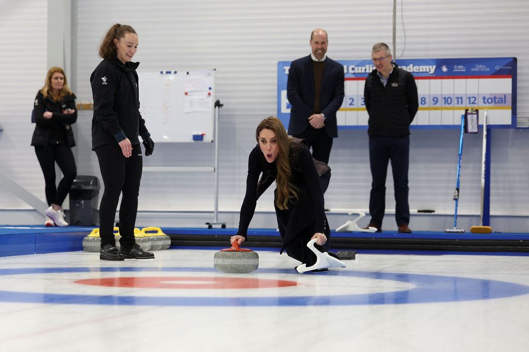 Princ William a princezná Kate si zahrali curling