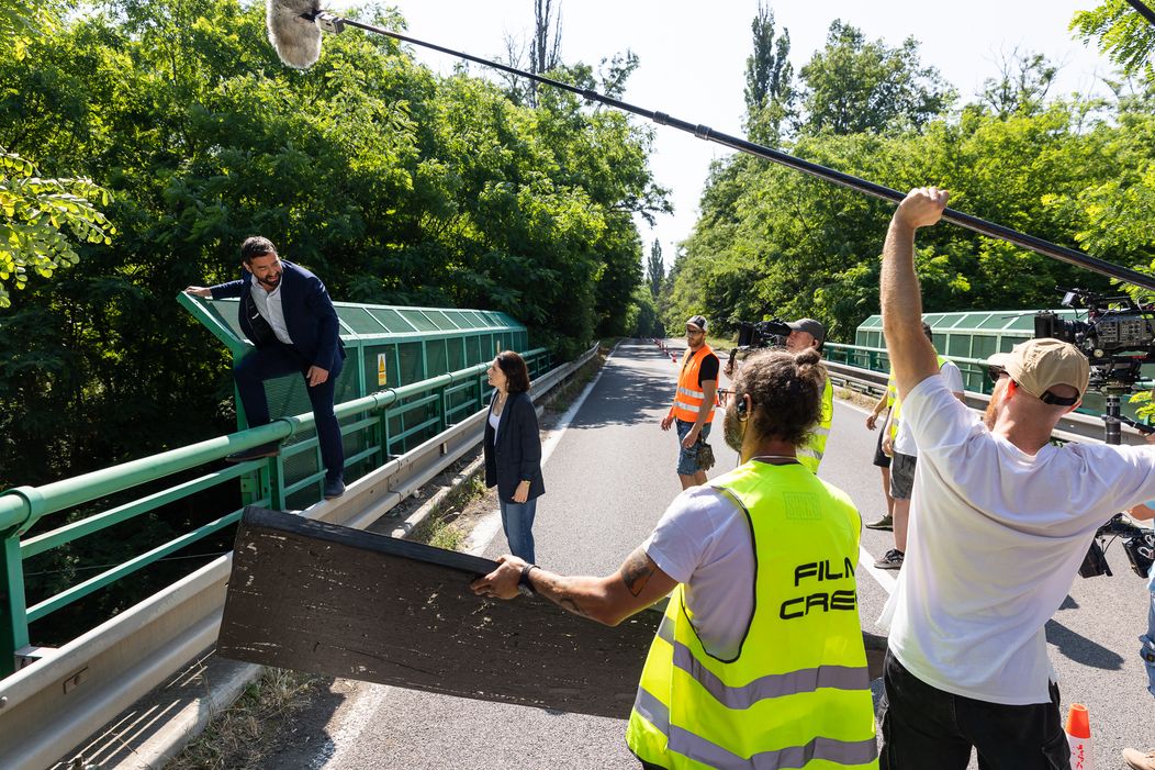 Nakrúcanie scény v seriáli Zrada, keď chcel Jakub (Milan Ondrík) skočiť z mosta, sprevádzali prísne bezpečnostné opatrenia.