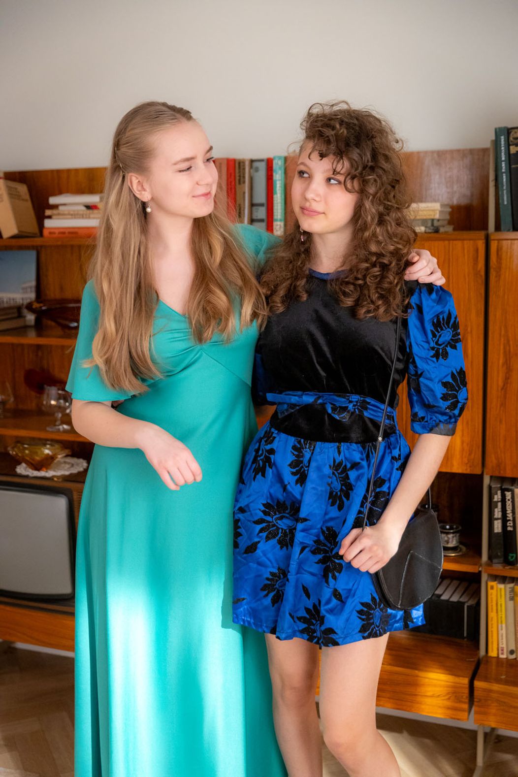 Dámska jazda v Sľube - Lenka a Barbora sa chystajú na ples, Mária, Zita a Magda majú vlastnú párty