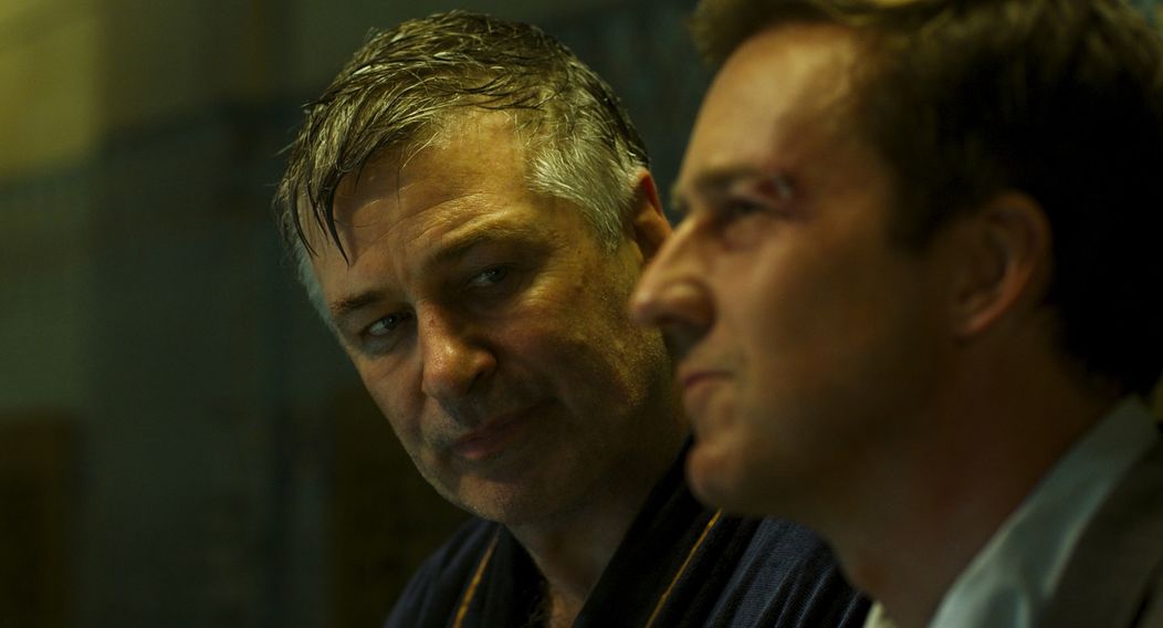 Edward Norton a Willem Defoe vo filme Sirota Brooklyn (Motherless Brooklyn)