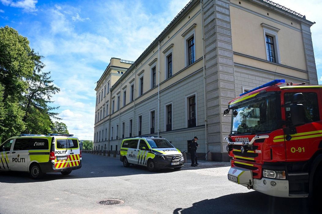 Muž na elektrickom vozíku hodil zápalné fľaše na kráľovský palác v Osle