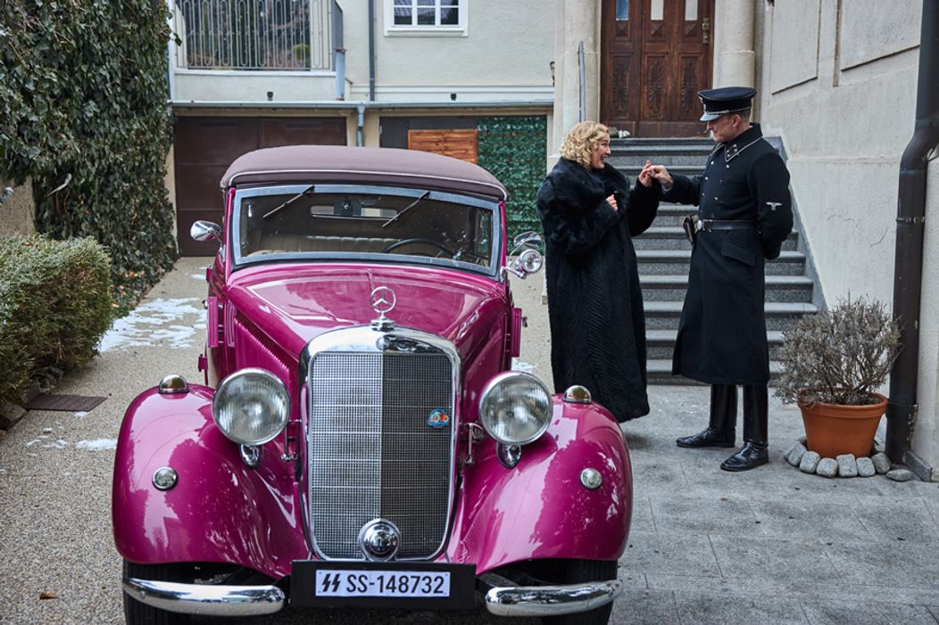 Helga dostala od Waltera ružový Mercedes.