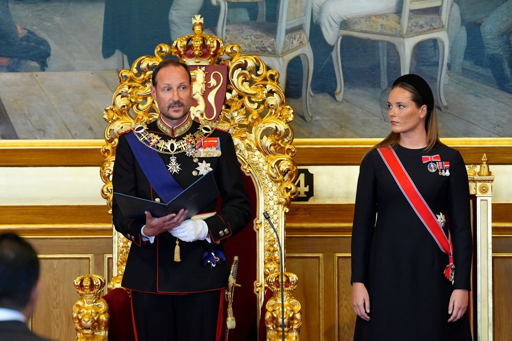 Nórsky kráľ Haakon VIII. zložil prísahu. Kráľovná chýbala