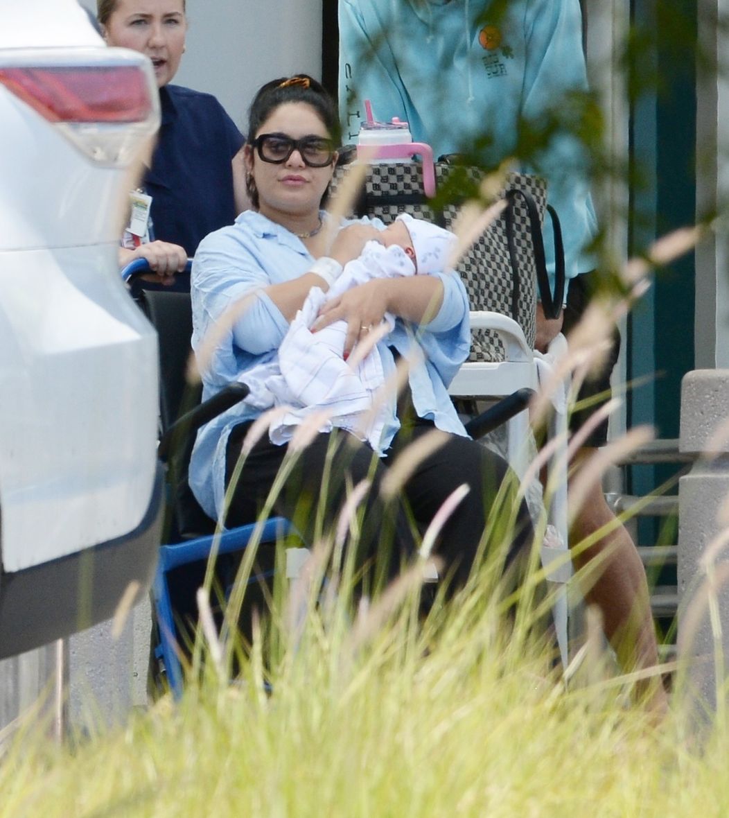 Vanessu Hudgens s bábätkom prepustili z nemocnice
